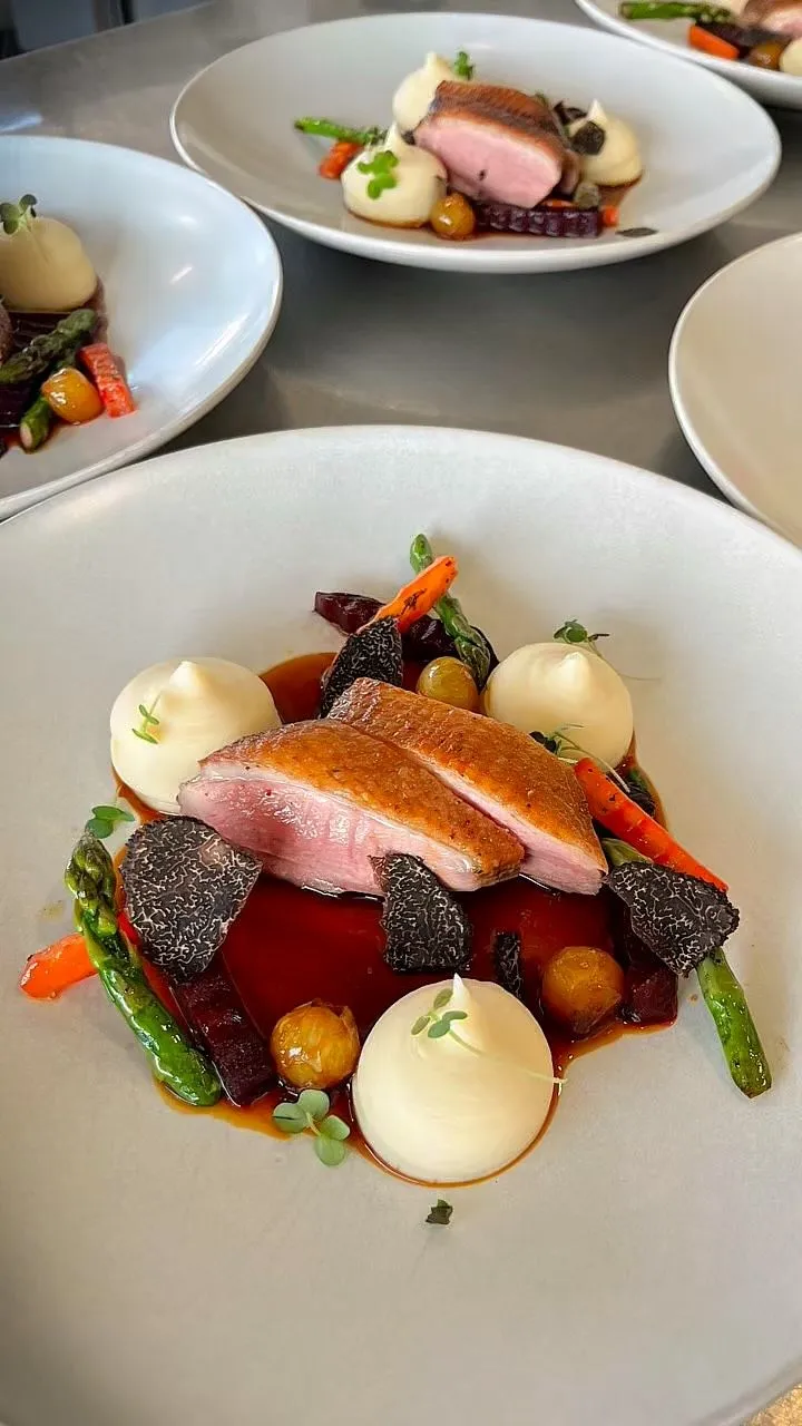 Chef Béranger Seuris Fuller en cuisine privée